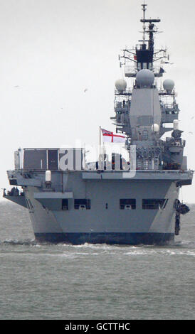 L'ammiraglia della Royal Navy HMS Ark Royal lascia Portsmouth per l'ultima volta prima di essere smantellato. Sta navigando in Scozia dove sarà spogliata delle sue munizioni prima di ritornare al suo porto di casa volando il suo pennant pagante il 3 dicembre. Foto Stock