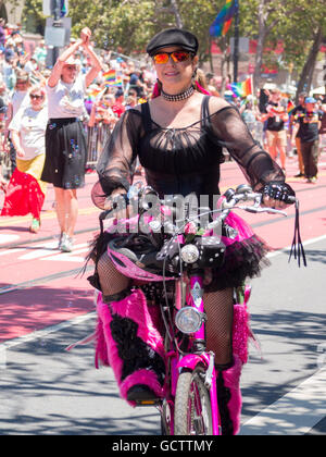 Donna sorridente in una bicicletta in San Francisco Pride Parade 2016 Foto Stock