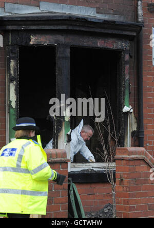 Polizia e ufficiali forensi sulla scena di un incendio di una casa a Bridlington, nello Yorkshire orientale, dove sono morti tre bambini. Foto Stock