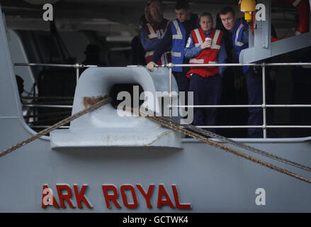 L'equipaggio a bordo della Royal Navy Aircraft Carrier HMS Ark Royal mentre attracca a Glen Mallan Jetty a Loch Long per scaricare le munizioni durante la sua disattivazione. Foto Stock