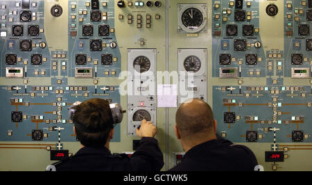 Equipaggio nella sala di controllo della Royal Navy portaerei HMS Ark Royal mentre naviga lungo il Firth of Clyde sulla sua strada per Glen Mallan Jetty su Loch Long per scaricare le munizioni durante la sua disattivazione. Foto Stock