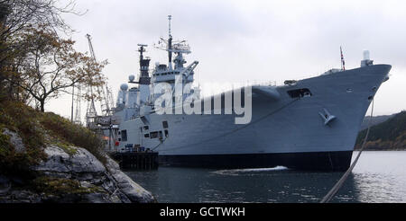 La portaerei della Royal Navy HMS Ark Royal attraccò a Glen Mallan Jetty a Loch Long per scaricare le munizioni durante la sua disattivazione. Foto Stock