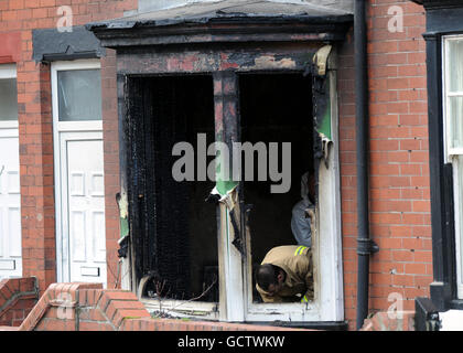 Il fuoco della casa uccide 3 bambini. Ufficiali legali sulla scena di un incendio di casa a Bridlington, Yorkshire orientale, dove sono morti tre bambini. Foto Stock