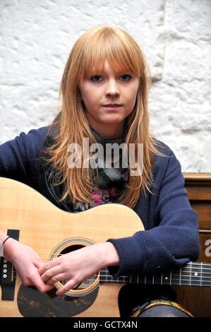 La cantante Lucy Rose, alla serata di beneficenza della Jamie Oliver Foundation "A Big Night out with Jamie Oliver" presso la cripta della cattedrale di St Paul's, Londra. Foto Stock