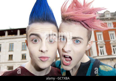 Jedward appare al Nintendo DS Dragon quest IX borgo medievale di apertura a Covent Garden nel centro di Londra. Foto Stock