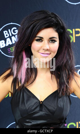 Marina Diamandis partecipa allo spettacolo Esprit Big Bang, per raccogliere 500,000 euro per un Villaggio Indiano, presso Esprit on Regent Street a Londra. ASSOCIAZIONE STAMPA Foto: Data immagine: Sabato 13 novembre 2010. Il credito fotografico dovrebbe essere: Ian West/PA Wire Foto Stock