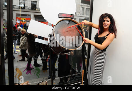 Marina Diamandis partecipa allo spettacolo Esprit Big Bang, per raccogliere 500,000 euro per un Villaggio Indiano, presso Esprit on Regent Street a Londra. ASSOCIAZIONE STAMPA Foto: Data immagine: Sabato 13 novembre 2010. Il credito fotografico dovrebbe essere: Ian West/PA Wire Foto Stock