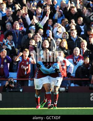 Calcio - Barclays Premier League - Aston Villa / Manchester United - Villa Park. Ashley Young (a destra) di Aston Villa celebra il traguardo di apertura dal punto di rigore Foto Stock