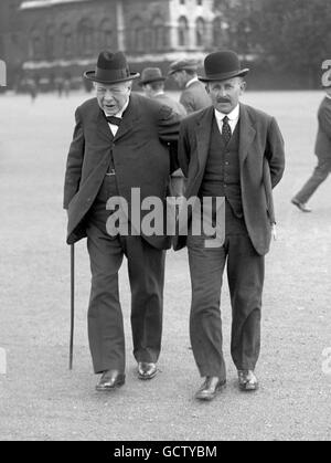 Lord Haldane arriva con Sir Maurice Hankey, a destra, per una riunione del Gabinetto al 10 di Downing Street. Foto Stock