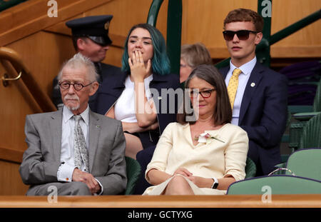 Sir John Hurt e Anwen Hurt (prima fila) e Maisie Williams e Dale nel royal box il giorno dodici dei campionati di Wimbledon al All England Lawn Tennis e Croquet Club, Wimbledon. Foto Stock