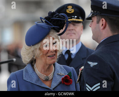 La Duchessa di Cornovaglia parla con il personale RAF durante la sua visita a RAF Leeming come parte della sua visita per presentare 100 Squadron con un nuovo Standard e incontrare le famiglie di personale dispiegato. Foto Stock