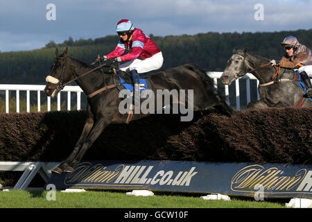 Jockey Johnny England su Havenstone durante la Amateur Jockeys Association Inseguimento handicap dei piloti dilettanti Foto Stock