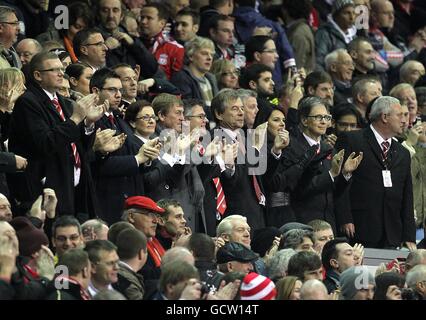 John W Henry, proprietario di Liverpool (centro seconda a destra) La sua partner Linda Pizzuti e il presidente di Liverpool Martin Broughton in i supporti Foto Stock