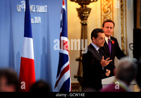 Il primo ministro David Cameron e il presidente francese Nicolas Sarkozy hanno tenuto una conferenza stampa al vertice che vedrà la firma di accordi di difesa. Foto Stock