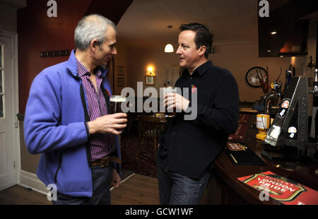 Il primo ministro britannico David Cameron (destra) si pone per una fotografia con il deputato conservatore locale e Ministro per l'Europa, David Lidington, mentre promuove la settimana dei pub britannici nella Bernard Arms a Great Kimble, Buckinghamshire. Foto Stock