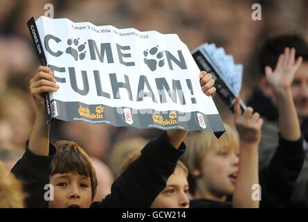 Calcio - Barclays Premier League - Fulham / Aston Villa - Craven Cottage. Una ventola mostra il supporto nei cavalletti Foto Stock