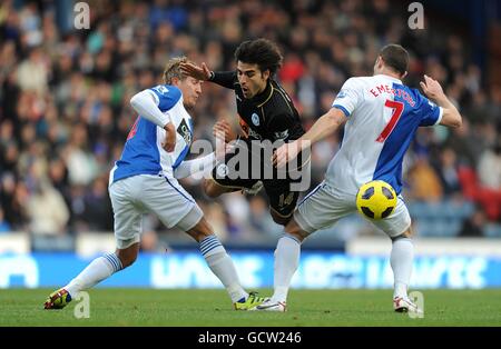 Calcio - Barclays Premier League - Blackburn Rovers v Wigan Athletic - Ewood Park. Jordi Gomez (centro) di Wigan Athletic è affrontato da Brett Emerton di Blackburn Rovers (a destra) e Morten Gamst Pedersen (a sinistra) Foto Stock