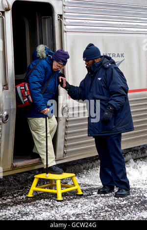 Glenwood Springs, Colorado, Stati Uniti d'America - 7 Gennaio 2016: un conduttore aiuta un anziano passeggero da una traversina auto presso la Glenwood Springs La stazione Amtrak. Foto Stock