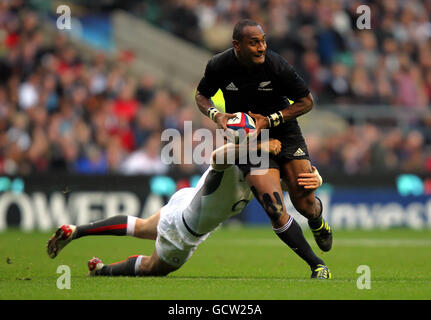 Joe Rokocoko, neozelandese, viene affrontato da Mike Tindall, inglese, durante la partita internazionale a Twickenham, Londra. Foto Stock