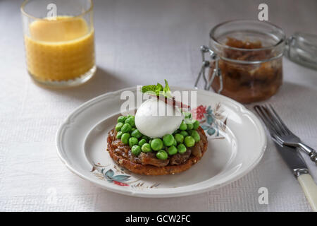 Delizioso e salutare prima colazione - sandwich con confettura di cipolle, Uovo affogato, piselli e pancetta Foto Stock