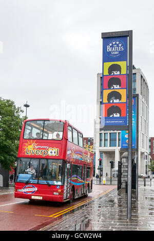 Liverpool City explorer bus aperti, hop-on hop-off tour stop, vicino a Albert Dock waterfront Beatles Story attrazione, Merseyside, Regno Unito Foto Stock