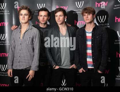 Boy band McFly (da sinistra a destra) Tom Fletcher, Harry Judd, Danny Jones e Dougie Poynter durante una sessione di firma all'HMV Bayswater, Whiteleys Shopping Center, a ovest di Londra. Foto Stock