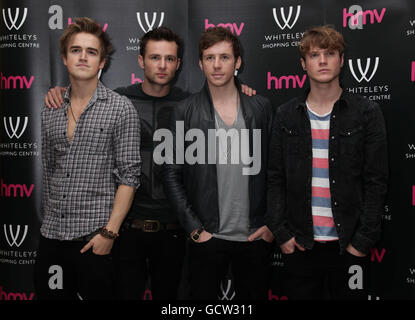 Boy band McFly (da sinistra a destra) Tom Fletcher, Harry Judd, Danny Jones e Dougie Poynter durante una sessione di firma all'HMV Bayswater, Whiteleys Shopping Center, a ovest di Londra. Foto Stock