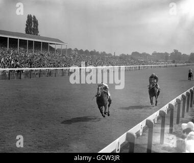 Il vincitore di Epsom Derby Roberto, guidato da Braulio Baeza, vince la Gold Cup di Benson e Hedges a York, infliggendo una sconfitta di tre lunghezze a Brigadier Gerard, con Joe Mercer in su, e ingannando l'offerta "Brigadier's" per eguagliare l'impresa di Ribot di 16 vittorie consecutive. Foto Stock