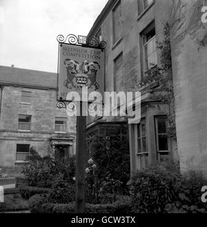 Il premio per il miglior villaggio tenuto a Gloucestershire, la Bledisloe Cup, è appeso fuori da una casa nel grazioso villaggio Gloucestershire di Painswick. Foto Stock