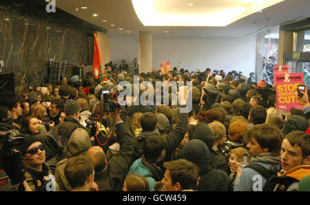 Manifestanti all'interno della lobby della Millbank Tower, a Westminster, nel centro di Londra, mentre studenti e insegnanti si sono riuniti nel centro di Londra per protestare contro i tagli ai finanziamenti universitari e il governo prevede di addebitare fino a 9,000 dollari all'anno a partire dal 2012. Foto Stock