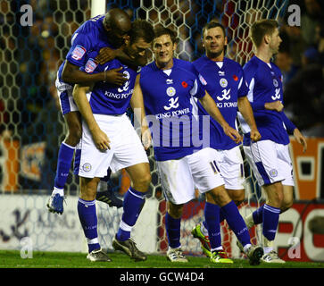 Steve Howard di Leicester City celebra il punteggio ottenuto dal posto di penalità con i suoi compagni di squadra durante la partita del campionato Npower al Walkers Stadium di Leicester. Foto Stock