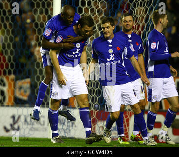 Steve Howard di Leicester City celebra il punteggio ottenuto dal posto di penalità con i suoi compagni di squadra durante la partita del campionato Npower al Walkers Stadium di Leicester. Foto Stock