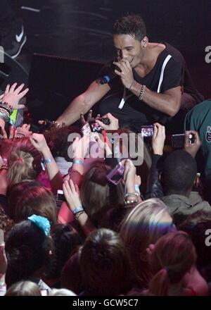 Aston Merrygold di JLS si esibisce sul palco durante i radio 1 Teen Awards, all'Hammersmith Apollo di Londra. Foto Stock