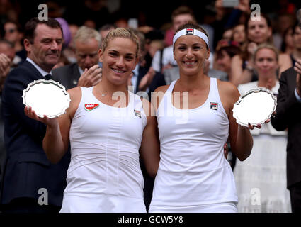 Timea Babos (sinistra) e Yaroslava Shvedova con i loro corridori trofei per le signore raddoppia il giorno dodici dei campionati di Wimbledon al All England Lawn Tennis e Croquet Club, Wimbledon. Foto Stock