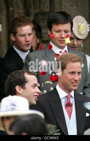 Il principe Harry (a sinistra) getta i confetti sopra il principe William dopo il matrimonio di Laura Parker Bowles ad Harry Lopes alla chiesa di St Cyriac, Lacock, Wiltshire. Foto Stock