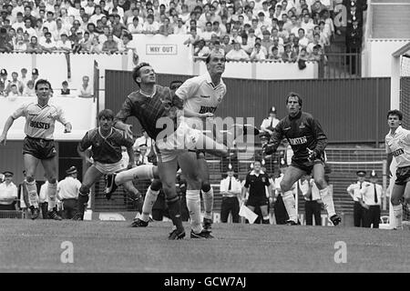 Il Pat Nevin di Chelsea in azione con John Metgod (c) di Tottenham Hotspur, seguito da (l-r) Paul Allen (Tottenham Hotspur), Kevin Wilson (Chelsea), il portiere di Tottenham Hotspur Ray Clemence e Steve Hodge (anche di Tottenham Hotspur). Foto Stock