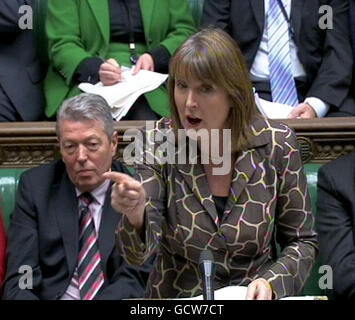 Il vice leader laburista Harriet Harman parla durante le interrogazioni del primo ministro alla Camera dei Comuni, Londra. Foto Stock