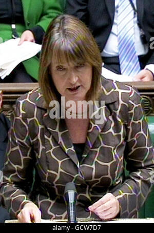 Il vice leader laburista Harriet Harman parla durante le interrogazioni del primo ministro alla Camera dei Comuni, Londra. Foto Stock