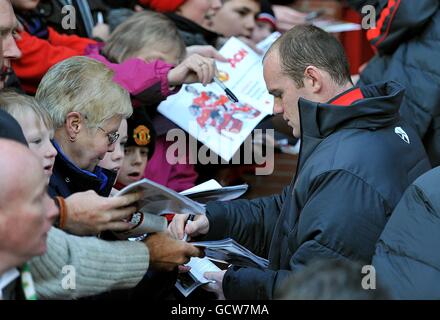 Calcio - Barclays Premier League - Manchester United / Wigan Athletic - Old Trafford. Wayne Rooney del Manchester United firma autografi per i fan prima della partita Foto Stock