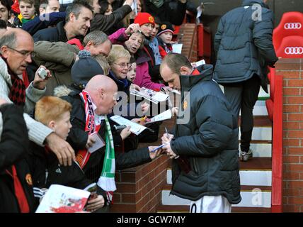 Calcio - Barclays Premier League - Manchester United / Wigan Athletic - Old Trafford. Wayne Rooney del Manchester United firma autografi per i fan prima della partita Foto Stock