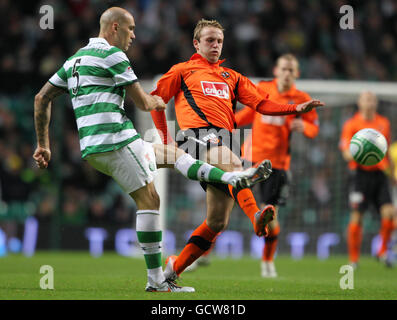 Calcio - Clydesdale Bank Scottish Premiership - Celtic v Dundee United - Celtic Park. Celtic Daniel Majstorovic sfida Johnny Russell di Dundee United durante la Clydesdale Bank Premier League al Celtic Park di Glasgow. Foto Stock