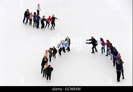 Jayne Torvill (in alto a sinistra), campione olimpico di danza sul ghiaccio, guarda come le persone pattinano al Somerset House Ice Rink, Strand, Londra, durante il lancio del Somerset House Big Ice Dance Workout. Foto Stock