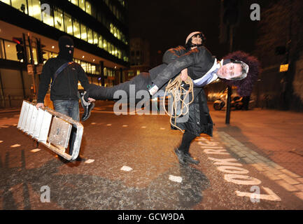 I manifestanti portano un effigie del vice primo ministro Nick Clegg a seguito di una protesta studentesca fuori dal King's Place, uffici del giornale Guardiano e Osservatore, dove il vice primo ministro ha tenuto la conferenza annuale Hugo Young nel centro di Londra. Foto Stock