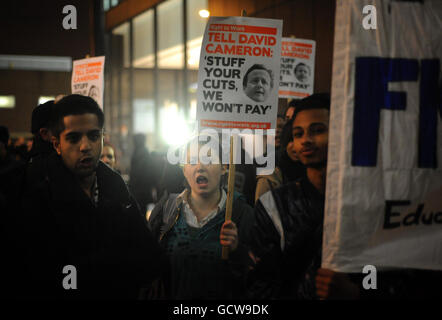 Gli studenti organizzano una protesta al di fuori di King's Place, uffici del giornale Guardiano e Osservatore, dove il vice primo ministro Nick Clegg terrà la conferenza annuale Hugo Young nel centro di Londra. Foto Stock