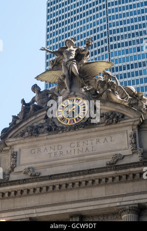 La facciata del Grand Central Terminal presenta una scultura per il trasporto e un orologio in vetro di Tiffany, New York City, USA Foto Stock