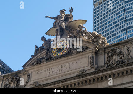 La facciata del Grand Central Terminal presenta una scultura per il trasporto e un orologio in vetro di Tiffany, New York City, USA Foto Stock