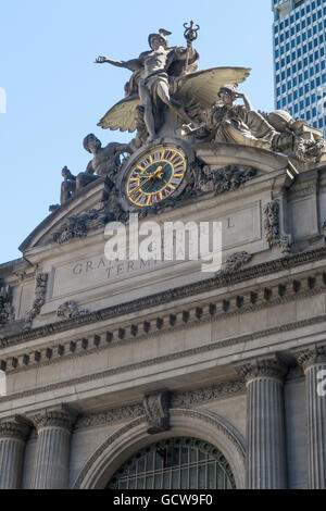 La facciata del Grand Central Terminal presenta una scultura per il trasporto e un orologio in vetro di Tiffany, New York City, USA Foto Stock