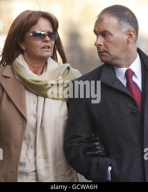 Tommy e Gail Sheridan arrivano alla High Court di Glasgow, dove sono sotto processo accusati di aver mentito sotto giuramento durante la riuscita azione di diffamazione del signor Sheridan contro il giornale News of the World del 2006. Foto Stock