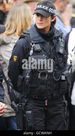 Ufficiale di polizia armato e femminile in servizio a Salisbury, Wiltshire Foto Stock