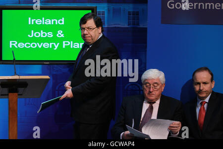 Taoiseach Brian Cowen (a sinistra) si prepara ad annunciare il piano di ripresa nazionale in qualità di Ministro degli Affari Esteri Michael Martin (a destra) e Ministro per il Commercio delle imprese e l'innovazione Batt o'Keefe Look on, presso il Centro stampa governativo di Dublino. Foto Stock